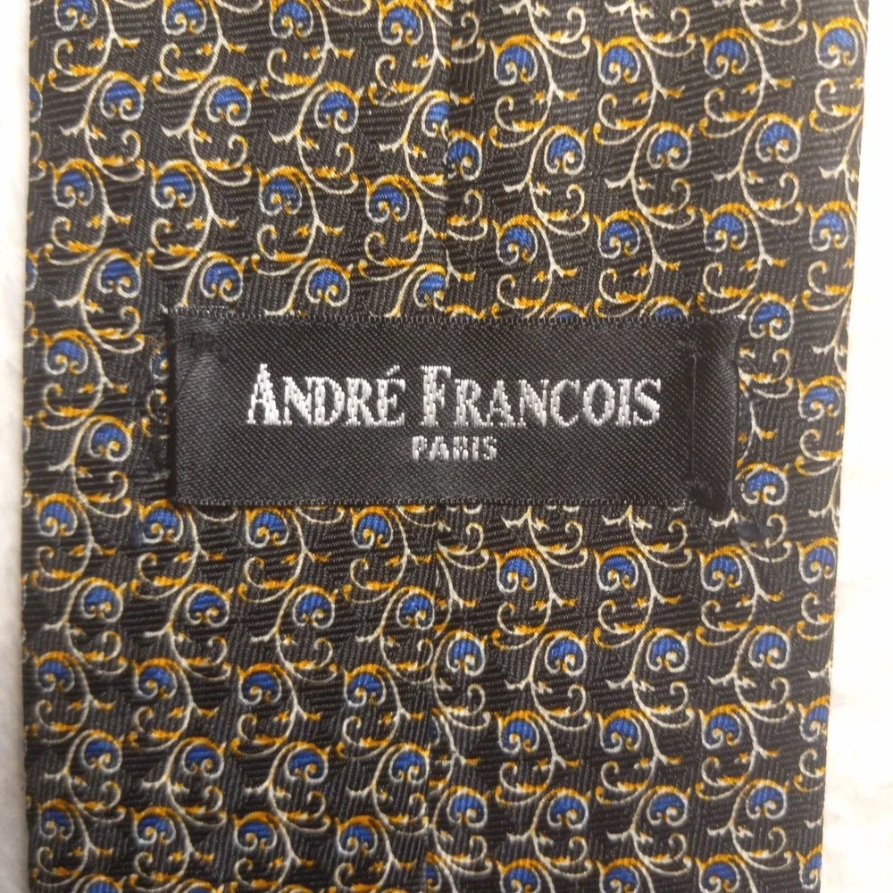 ANDRE' FRANCOIS of PARIS 50% POLY AND 50% SILK GEOMETRIC DESIGN BLACK AND ART